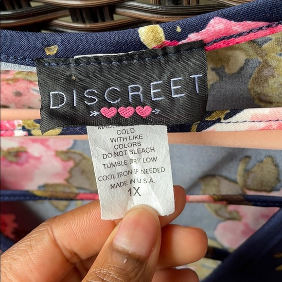 Discreet Floral Top 1X - Picture 4 of 9